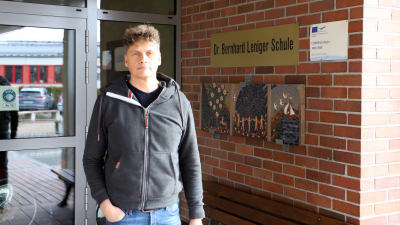 Rektorn Stefan Pesth står utanför ingången till skolan