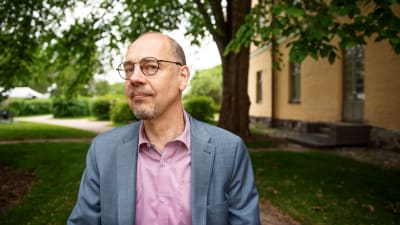 En man tittar in i kameran, Kristian Wahlbeck.