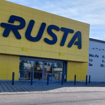 Kuvassa näkyy Joensuun Rusta-tavaratalon julkisivu poutaisena päivänä.