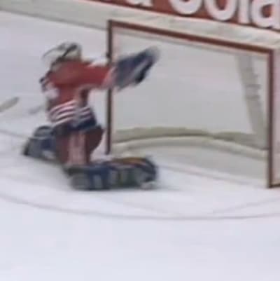 Kanadan maalivahti torjuu Suomen rangaistuslaukauksen MM-kisoissa 1994