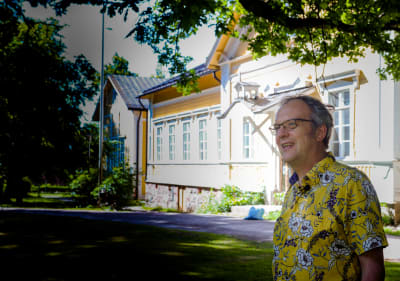 En man står vid en gammal byggnad i Ekenäs.