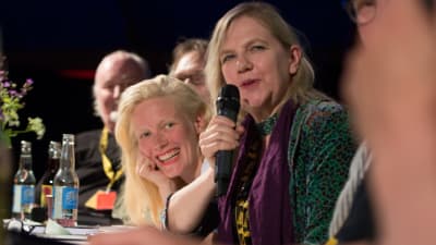 Liselott Forsman leder en paneldebatt med bland annat Laura Birn 2016.