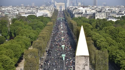 Tiotusentals maratonlöpare på Champs-Élysées i april 2019