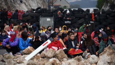 Också kvinnor samlades vid barrikaderna i Cetinje på söndagen för att försöka stoppa installationsceremonin. 