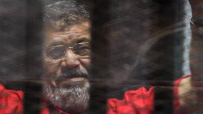 Mohammed Mursi under en domstolsförhandling i Kairo i juni 2016.