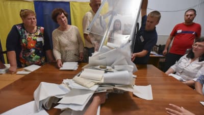 Rösträkning påbörjas i en vallkola i Kiev efter parlamentsvalet 2019.