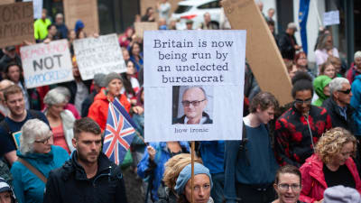 Demonstranter som anser att Boris Johnson styrs av en ickevald byråkrat, Dominic Cummings. Bristol 31.8.2019 
