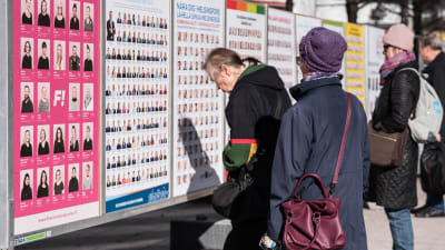 Valaffischer på gatan i Helsingfors, kommunalvalet 2017.