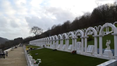 Gravstenar på rad. Aberfan offren begravdes alla tillsammans.
