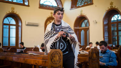 En judisk pojke ber inne i en synagoga i Quba i Azerbajdzjan.