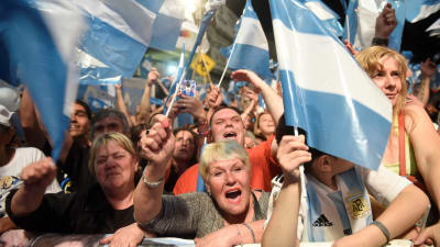 Frente de Toros anhängare firade presidentvalets resultat på gatorna i Buenos Aires sent på söndag kväll. 