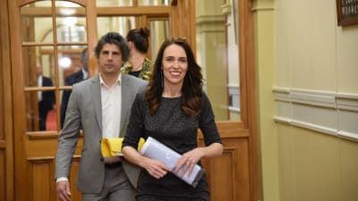 Premiärminister Ardern och hennes stabschef Raj Nahna fotograferades i det nyzeeländska parlamentet i Wellington den 20 oktober, efter att Ardern vunnit en jordkredsseger i valet. 