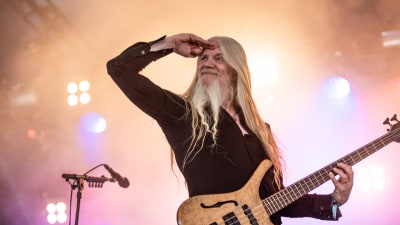 Marko Hietala spanar ut från scenen.