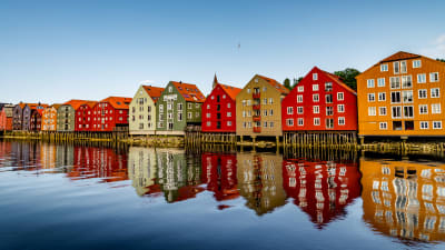 Trähus invid vattnet i Trondheim.