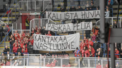 Vasa Sports fans protesterar mot lagets svaga spel.