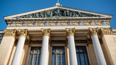 Byggnad med pelare och dekorationer fotograferad snett nerifrån. Ständerhuset i Helsingfors