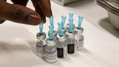 Ampuller med coronavirusvaccin.