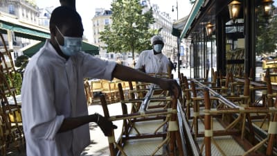Personal vid det berömda caféet "Les deux Magots" förbereder öppningen uteserveringen då Frankrike lättar på sina virusrestriktioner. 