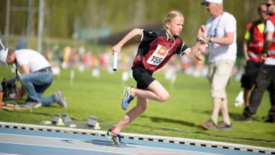 En löpare på stafettkarnevalen 2017