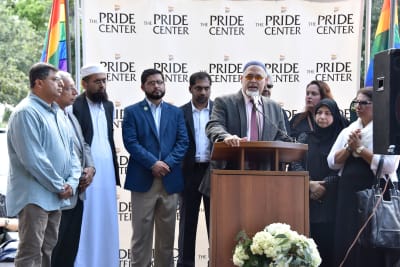 Wilfredo Amr Ruiz, Kommunikationsdirektör på Rådet för amerikansk-islamiska relationer, talar på en vaka på Pride center i Florida som ordnades för att uppmärksamma massakern i Orlando