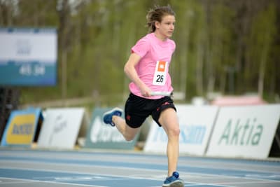 En löpare på stafettkarnevalen 2017