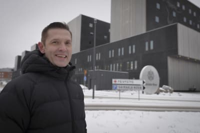 Sinuhe  Wallinheimo, kansanedustaja Jyväskylästä, kuvattuna uuden sairaala Novan edustalla. 