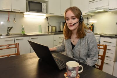 Studerande Maria Filippenkova arbetar hemifrån.