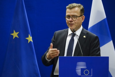 Petteri Orpo under en presskonferens i Bryssel