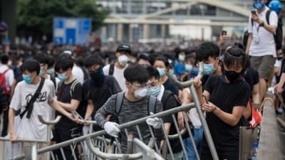 Demonstranter bygger barrikader i centrala Hongkong