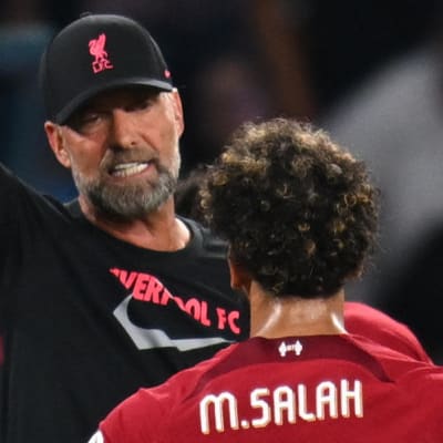 Jürgen Klopp snackar med Mohamed Salah.