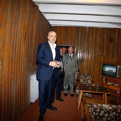 Albanian pääministeri Edi Rama vieraili ex-diktaattori Enver Hoxhan rakennuttamassa bunkkerissa 22. marraskuuta.