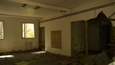Inne i ett fallfärdigt radhus.