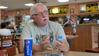 Ex-polisen Joseph Stine sitter på Joe Bidens favoritbar i Wilmington, Delaware.