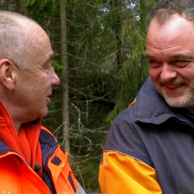Göran Palm och Charles Plogman i skogen.