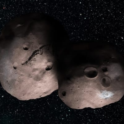 Kahdesta pyöreästä murikasta muodostunut asteroidi tähtien täplittämässä avaruudessa. 