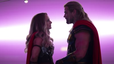 Mighty Thor (Natalie Portman) och Thor (Chris Hemsworth) står och ser varandra i ögonen, bakgrunden är neonrosa.