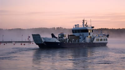 Förbindelsebåten Falkö en dimmig höstmorgon