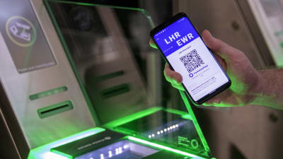 En QR-kod visas mot en läsare.