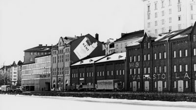 Tobaksreklam på hus i Helsingfors 1973.