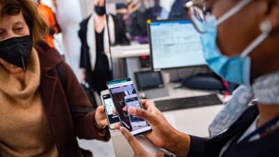 En resenär visar upp ett intyg över ett PCR-test vid flygplatsen Paris-Orly. Coronaintyget syftar till att förenhetliga reglerna på EU-nivå.