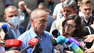 Armeniens före detta president och oppositionsledaren Robert Kocharian talar till pressen under parlamentsvalet.