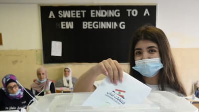 Kvinna röstar i libanesiska parlamentsvalet.