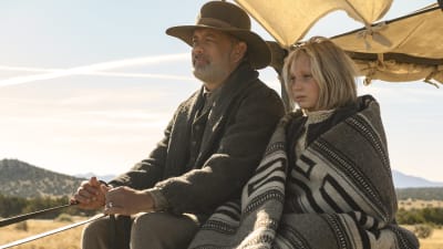 Tom Hanks och Helena Zengel i filmen News of the world. 