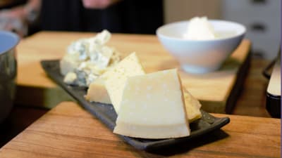 Gamla ostkanter på ett fat i ett kök
