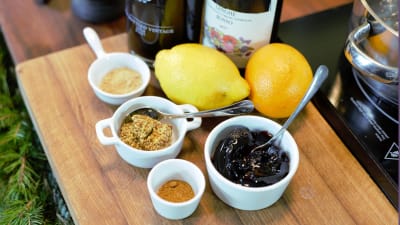 Olika kryddor och citrusfrukter på ett bord