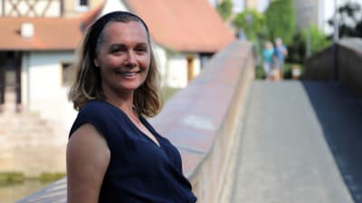 Företagaren Monika Hörteis står på en gångbro