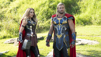 Mighty Thor (Natalie Portman) och Thor (Chris Hemsworth) står i full stridsmundering bredvid varandra.