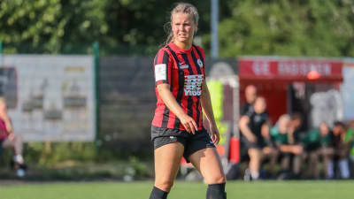 Amanda Rantanen spelar fotboll.