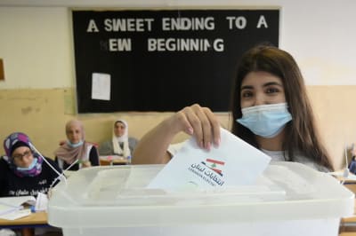 Kvinna röstar i libanesiska parlamentsvalet.