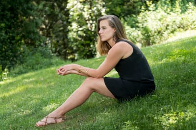 Amerikanska författaren Lauren groff sitter på gräsmattan.